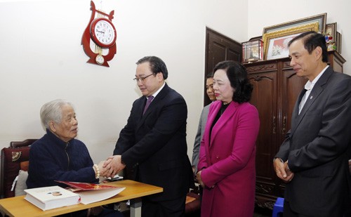 Party and State officials pay Tet visits to former leaders and disadvantaged people - ảnh 1